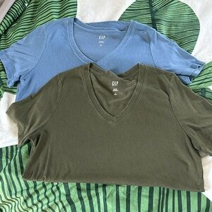 Gap v neck shirts